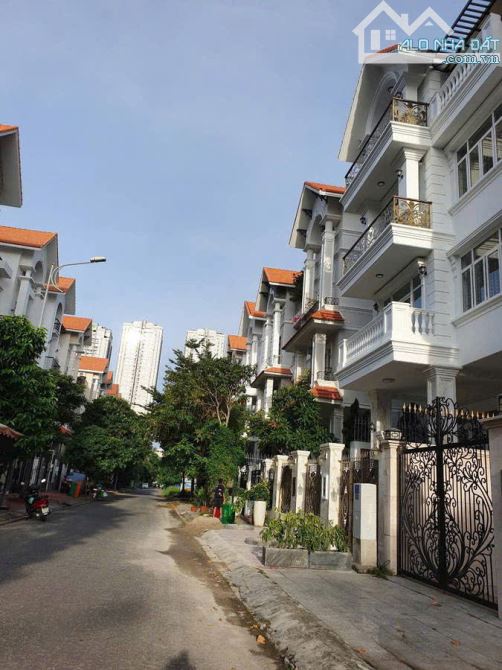 BÁN BIỆT THỰ KHU HIMLAM QUẬN 7,10M x 20M,KHU DÂN TRÍ CAO,AN NINH,BẢO VỆ 24/24