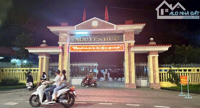 BÁN NHÀ 2 TẦNG MẶT TIỀN ĐINH TIÊN HOÀNG ĐỐI DIỆN TRƯỜNG THPT NGUYỄN HUỆ-TP HUẾ GIÁ 1.X TỶ