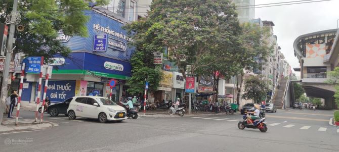 Mặt phố Hoàng Cầu, 185m2, 3 tầng 2 thoáng. vỉa hè, ô tô, 6x tỷ
