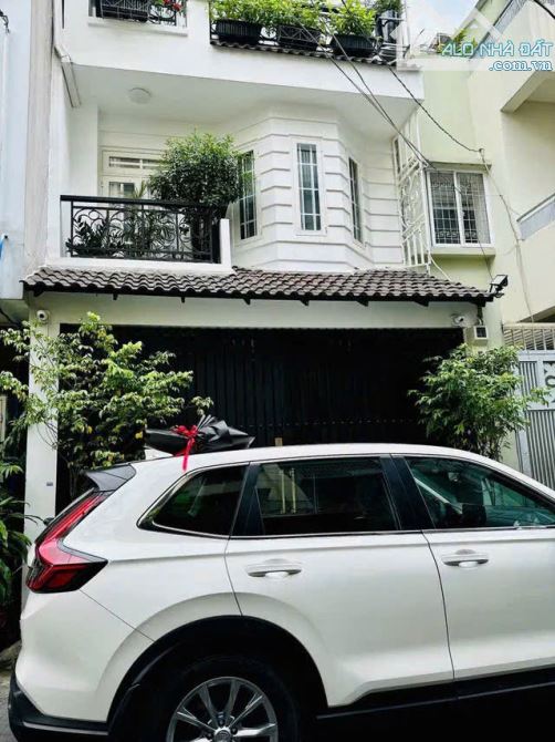 Bán Nhà Tân Bình - HXH Cách Mạng Tháng 8 - 65m2, 2 Tầng, Trục kinh doanh - chỉ 11 Tỷ