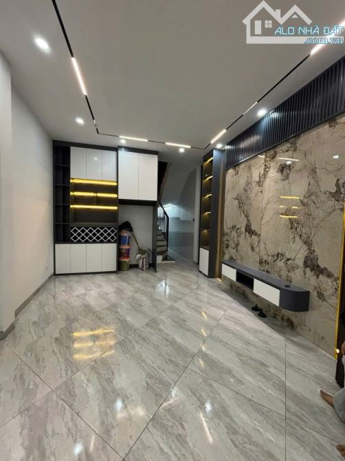 Nhà Tân Mai – Phân Lô – Kinh Doanh – 30m 5 tầng – 20m Ra Phố - Full Tiện Ích, 6,2 Tỷ.
