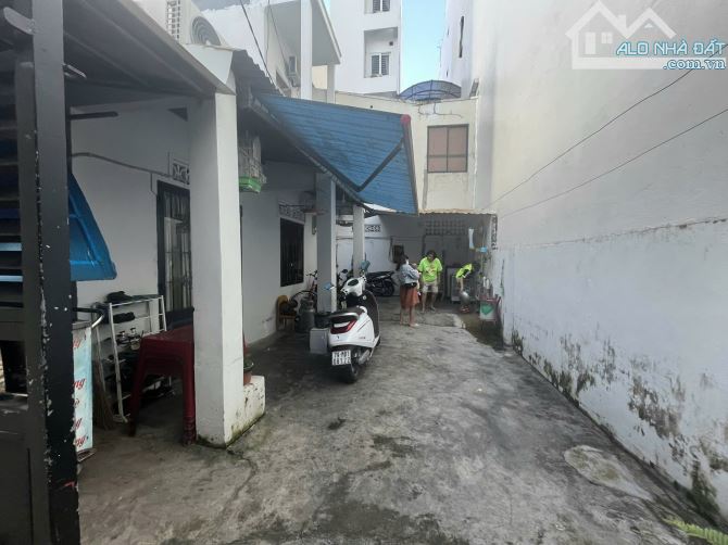 bán nhà chưa qua đầu tư 134m2 giá 13 tỷ tl đường Hùng Vương đối diện chợ đêm Nha Trang