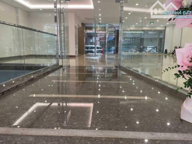 Bán tòa siêu vip văn phòng MP Hoàng Quốc Việt DT 302m2 x 11T. MT 12,3m, Giá 209 tỷ