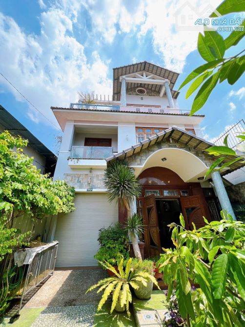 Biệt thự mái thái sân vườn tuyệt đẹp vị trí 2 Nguyễn Ái Quốc