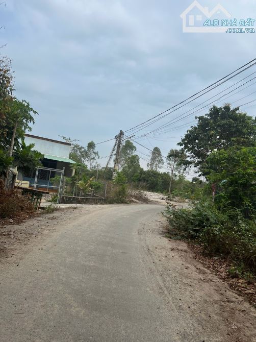 Chủ cần bán nhanh lô đất MT đường chính Suối Nhum P Hắc Dịch giá rẻ. - 1