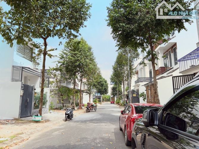 Giá tốt khách ơi Nhà trệt 2 lầu khu Nam Long hướng Đông Nam kế bên đường 47m Lê Trọng Tấn - 1