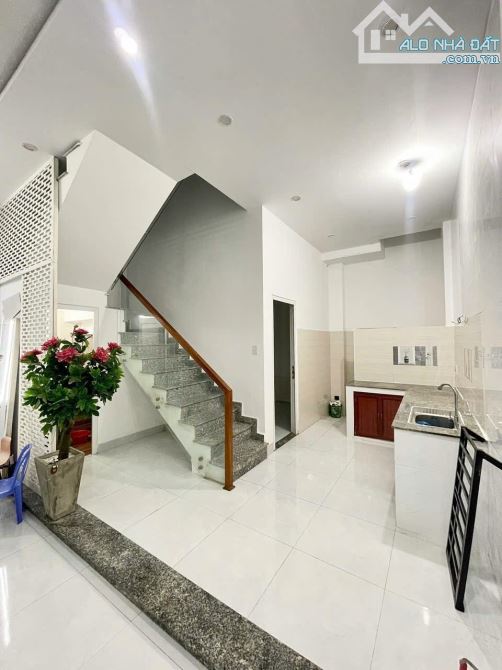 NHÀ 2 TẦNG Ở NGAY, KIỆT CHÍNH Ô TÔ TÔ HIỆU THÔNG HOÀNG THỊ LOAN- ngang 5,5m. CHỈ 2,x tỷ - 1