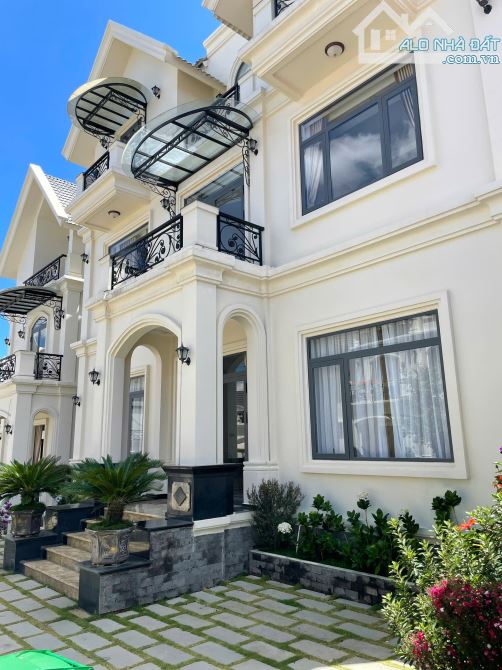 Biệt thự hơn 200m2 P7 Đà Lạt sang trọng hiện đại hạ giá 17 tỷ chỉ còn 12 tỷ - 1