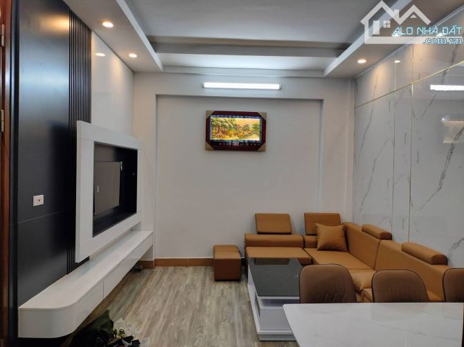 Bán Nhà Ngõ Thông Ô Tô Đỗ Cổng Phố Ái Mộ Bồ Đề 30M 5T MT 7M Chỉ 6.7 Tỷ Full Nội Thất - 1