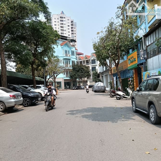 Bán gấp liên kề KĐT Nam La Khê, Nhà đẹp full nội thất, Thoáng trước sau, 17.9 tỷ - 1