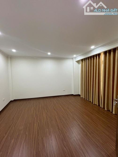Hot nhất Hai Bà - 38m x 6T - ô tô đỗ cửa - kinh doanh sầm uất - 20m ra phố - 2