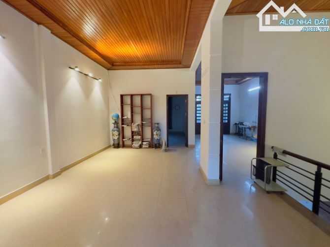 BÁN NHÀ 2 TẦNG MẶT TIỀN ĐINH TIÊN HOÀNG ĐỐI DIỆN TRƯỜNG THPT NGUYỄN HUỆ-TP HUẾ GIÁ 1.X TỶ - 2