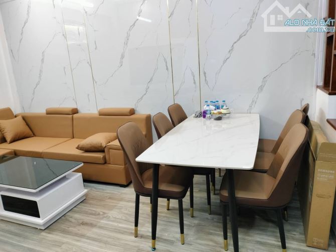 Bán Nhà Ngõ Thông Ô Tô Đỗ Cổng Phố Ái Mộ Bồ Đề 30M 5T MT 7M Chỉ 6.7 Tỷ Full Nội Thất - 2