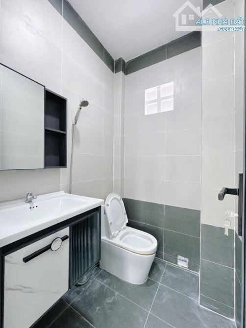 Nhà 5 tầng Nguyễn Tất Thành quận 4 giá chỉ 5.3 tỷ - 2