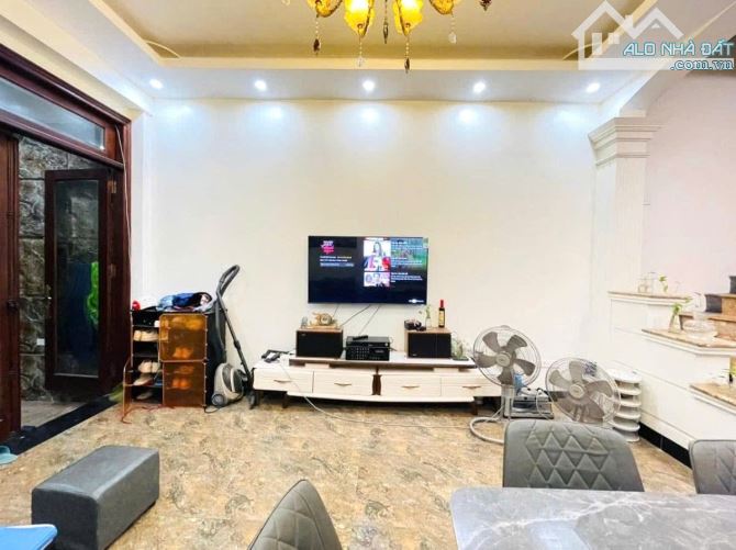 Kim Ngưu - 52 M2 - Nhà dân đẹp - Ở ngay - 30 M ra mặt ngõ ô tô - Chỉ 8 đồng. - 2