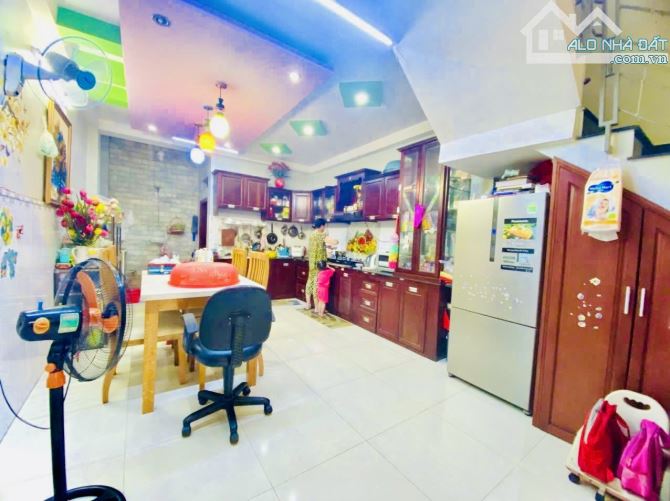 BÁN NHÀ 4 TẦNG HẺM XE HƠI - 4m x 15m, SIÊU THỊ EMART 2 - 6 TỶ 6 Nhỉnh - 3