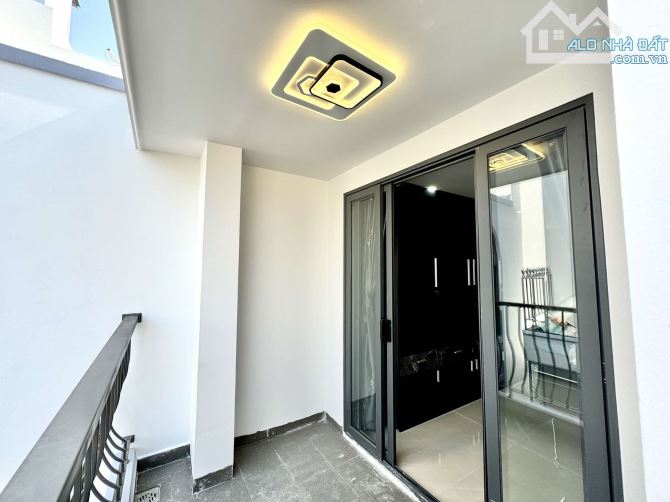 Bán Nhà Nguyên Hồng 45m2, Ngang 5.2m , 4 Tầng, Ôtô Tới Nhà Nhỉnh 7 Tỉ - 9