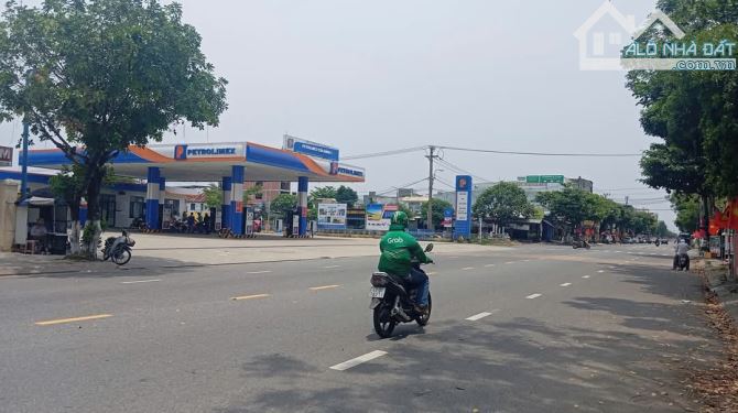 Bán đất Tặng Kho mặt tiền Đường 15m Phạm Hùng.S=322.5m2 ngang 15m giá: 21.5 tỷ