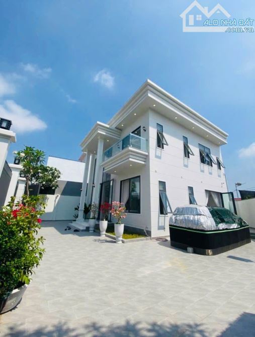 Căn góc biệt thự phong cách Châu Âu mặt đường 13 tại Phước Đồng
