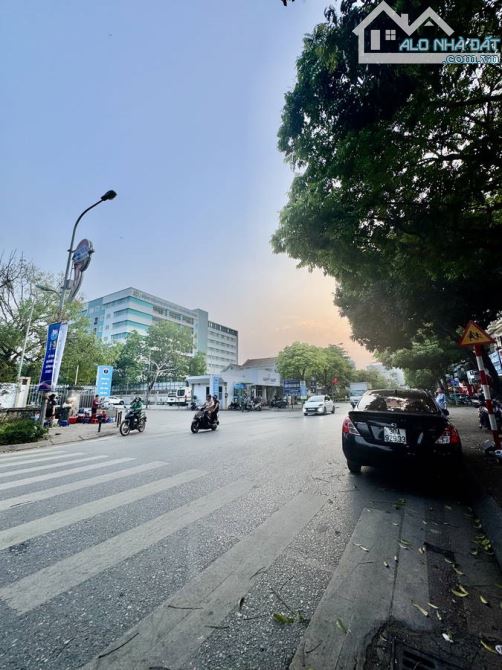 Bán nhà Tam Khương, Đống Đa 30m², 6 tầng ô chờ thang máy, vài bước ra phố 8.5 tỷ