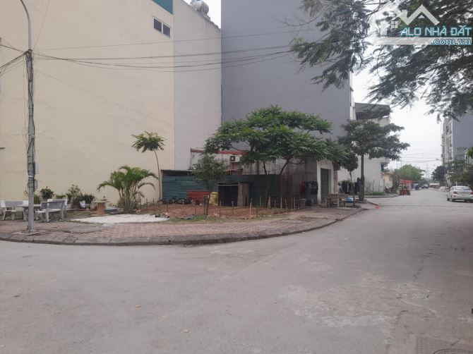 ĐẤT ĐẤU GIÁ ĐỒNG MAI LÔ GÓC ĐƯỜNG 2ÔTÔ TRÁNH