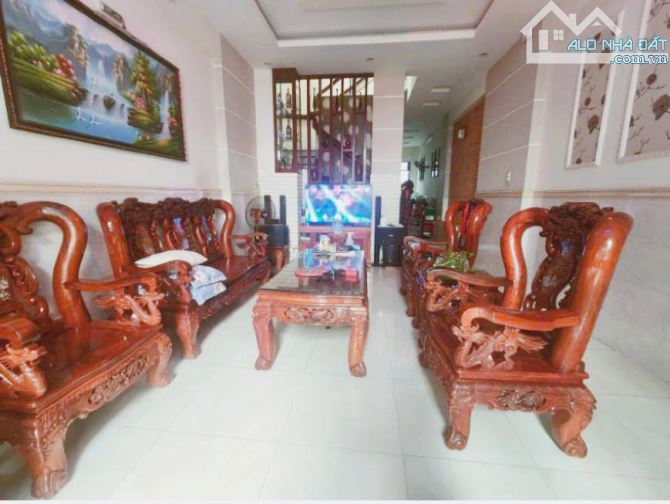 Bán Nhà Mặt Tiền Gần Nhà Thờ Tân Hương – 2 Tầng Đẹp Lung Linh – Sổ Riêng, Giá Mềm!