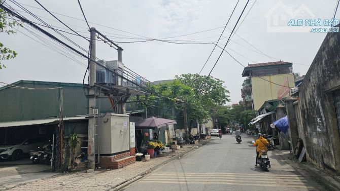 NHÀ ĐẸP TRUNG TÂM LONG BIÊN - Ô TÔ TRÁNH - KINH DOANH