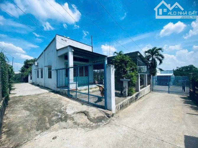 Cần tiền về quê nên bán gấp nhà xã Bình Hòa 1 xẹc cách ngã 3 Cây Dương ( dt 768 ) chỉ 500m