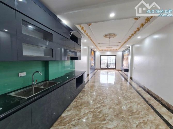 - Bán nhà đường Trung Kính, sát phố, nội thất xịn sò, 39m2, 8.8 tỷ.