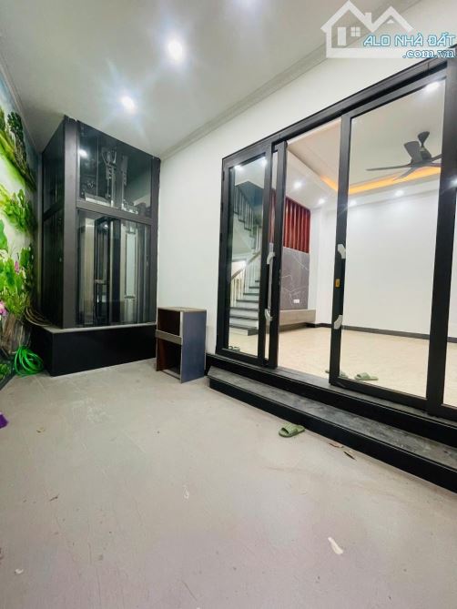 Nhà xây mới phúc lợi 5tầng  long biên  32m2  giao thông thuận lợi