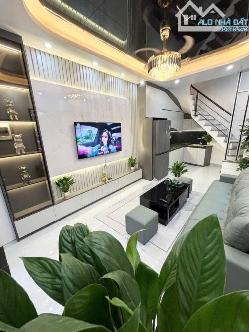 - Bán nhà đường Trung Kính, sát phố, nội thất xịn sò, 42m2, 9 tỷ.