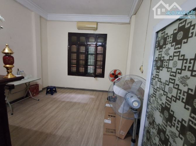 Ngõ 59 Hoàng Cầu, Oto vào nhà, 2 thoáng, Sát Quận ủy. 49m2x3t, MT 3.8m. 13.5 tỷ!