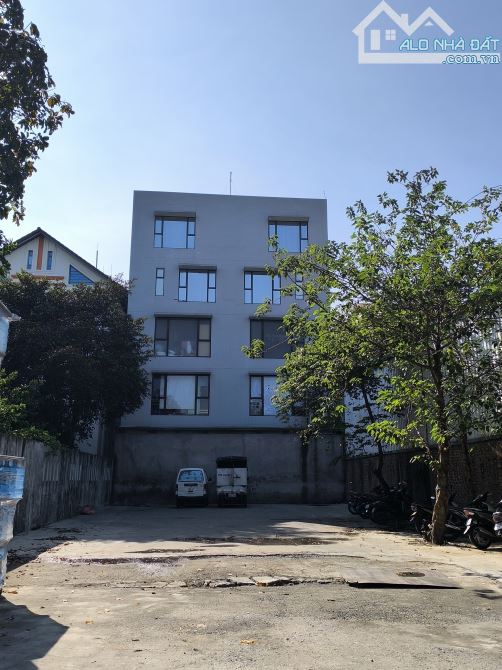 Đất biệt thự đấu giá hồ Đê Nội, Thượng Thanh DT 240m2, MT 12m, đường 15m vỉa hè hơn 30 tỷ