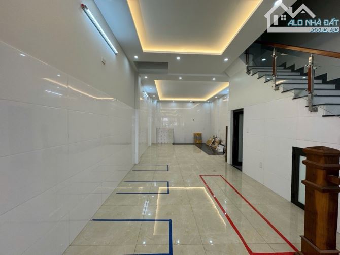 BÁN NHÀ 3 TẦNG MƠI ĐẸP TRỤC CHÍNH NGUYỄN PHƯỚC LAN ,HOÀ XUÂN, MỞ MẮT LÀ THẤY TIỀN
