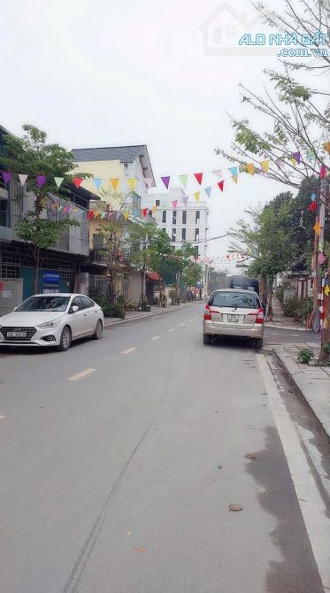 🇻🇳BÁN NHÀ 2 TẦNG TRỤC CHÍNH KINH DOANH TẠI THỊ TRẤN TRÂU QUỲ - ĐƯỜNG 11m VỈA HÈ Ô TÔ TRÁ
