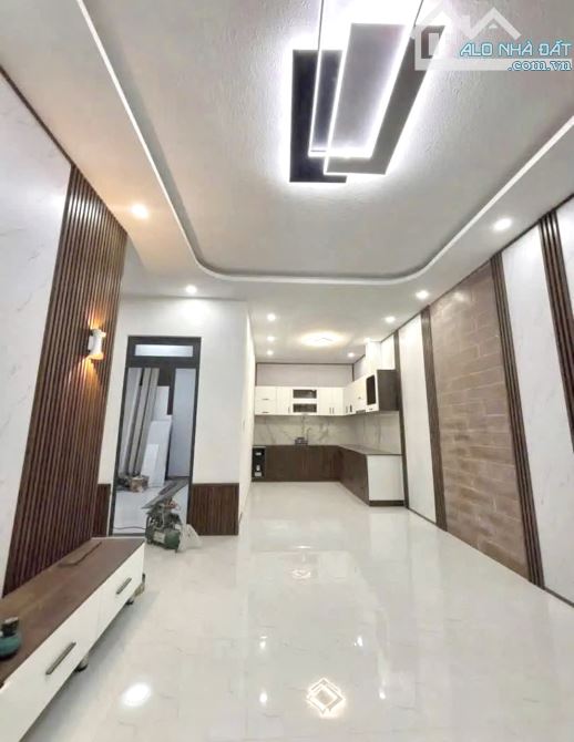 NHÀ PHỐ ĐẸP P2 - DT 57m2 - SRXD , CÓ SÂN ĐẬU XE . GIÁ TỐT 4 TỶ7