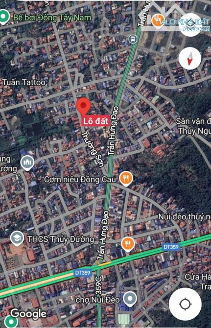 Mặt đường trải nhựa.gần đường máng nước tại thủy đường thủy nguyên