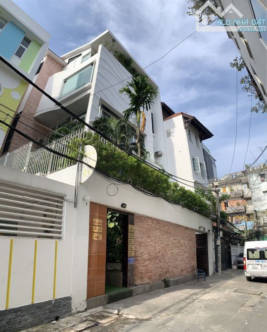 Hàng Mới Nóng Hổi Hẻm 7m Nguyễn Văn Trỗi, 150m2, 5 tầng, 3 Mặt Tiền Hết Lộ Giới, 3x Tỷ