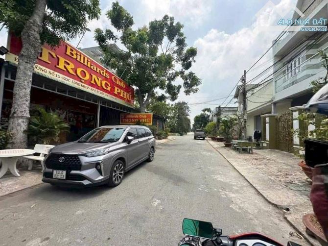 Bán đất+3 căn nhà Hoàng Long thị trấn Bến Lức Long An