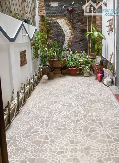 Bán nhà Hoàng Mai, 30m ra ngõ ô tô, có sân để xe, 56m2, hơn 10 tỷ
