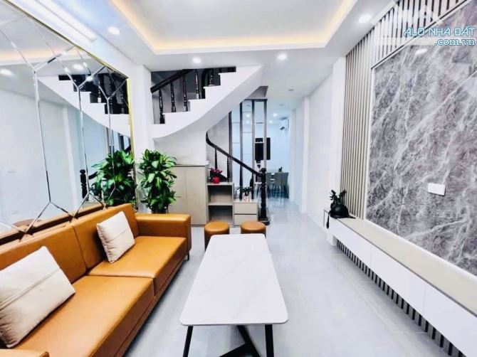 Bán nhà 89 Lạc Long Quân - 4 tầng x 35m2 - cách oto 10m - Nhỉnh 7 tỷ