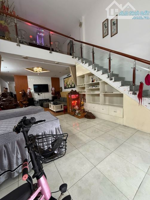 BÁN NHÀ MẶT TIỀN GÁC LỬNG- 90m2- NGANG 5m- CÁCH BẾN XE ĐÀ NẴNG CHỈ 700M- 3,x Tỷ
