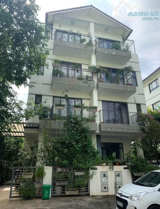 BIỆT THỰ ĐẲNG CẤP VƯỜN ĐÀO CỬA NGƯỜI THƯỢNG LƯU 210M GIÁ 100TY có TL