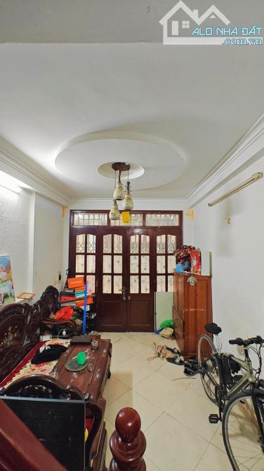 Bán nhà Nam dư vị trí: Đẹp, ngõ thông, 40m ra ô tô tránh, khu vực tiện ích đầy đủ, trường - 1