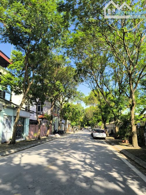 Đất biệt thự đấu giá hồ Đê Nội, Thượng Thanh DT 240m2, MT 12m, đường 15m vỉa hè hơn 30 tỷ - 1