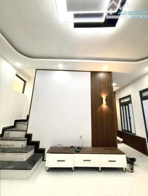 NHÀ PHỐ ĐẸP P2 - DT 57m2 - SRXD , CÓ SÂN ĐẬU XE . GIÁ TỐT 4 TỶ7 - 1