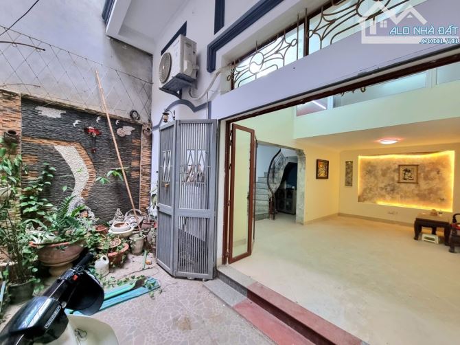 Bán nhà Hoàng Mai, 30m ra ngõ ô tô, có sân để xe, 56m2, hơn 10 tỷ - 1