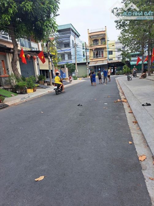 BÁN LÔ ĐẤT ĐẸP – VIEW CÔNG VIÊN THOÁNG MÁT – QUẬN 8
Diện tích: 5x20m (vuông vức, xây - 1
