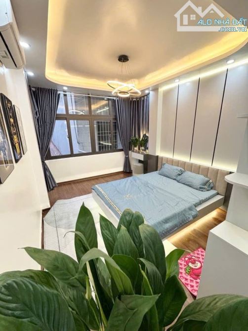 - Bán nhà đường Trung Kính, sát phố, nội thất xịn sò, 42m2, 9 tỷ. - 2