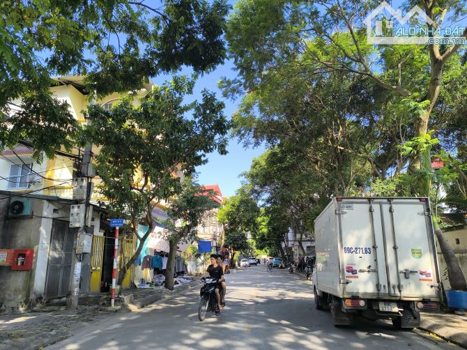 Đất biệt thự đấu giá hồ Đê Nội, Thượng Thanh DT 240m2, MT 12m, đường 15m vỉa hè hơn 30 tỷ - 2